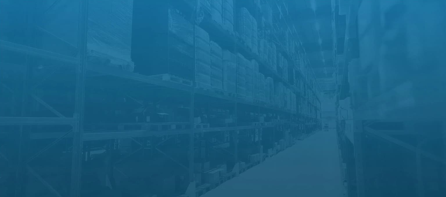 Barco de carga MTOM con contenedores en el puerto